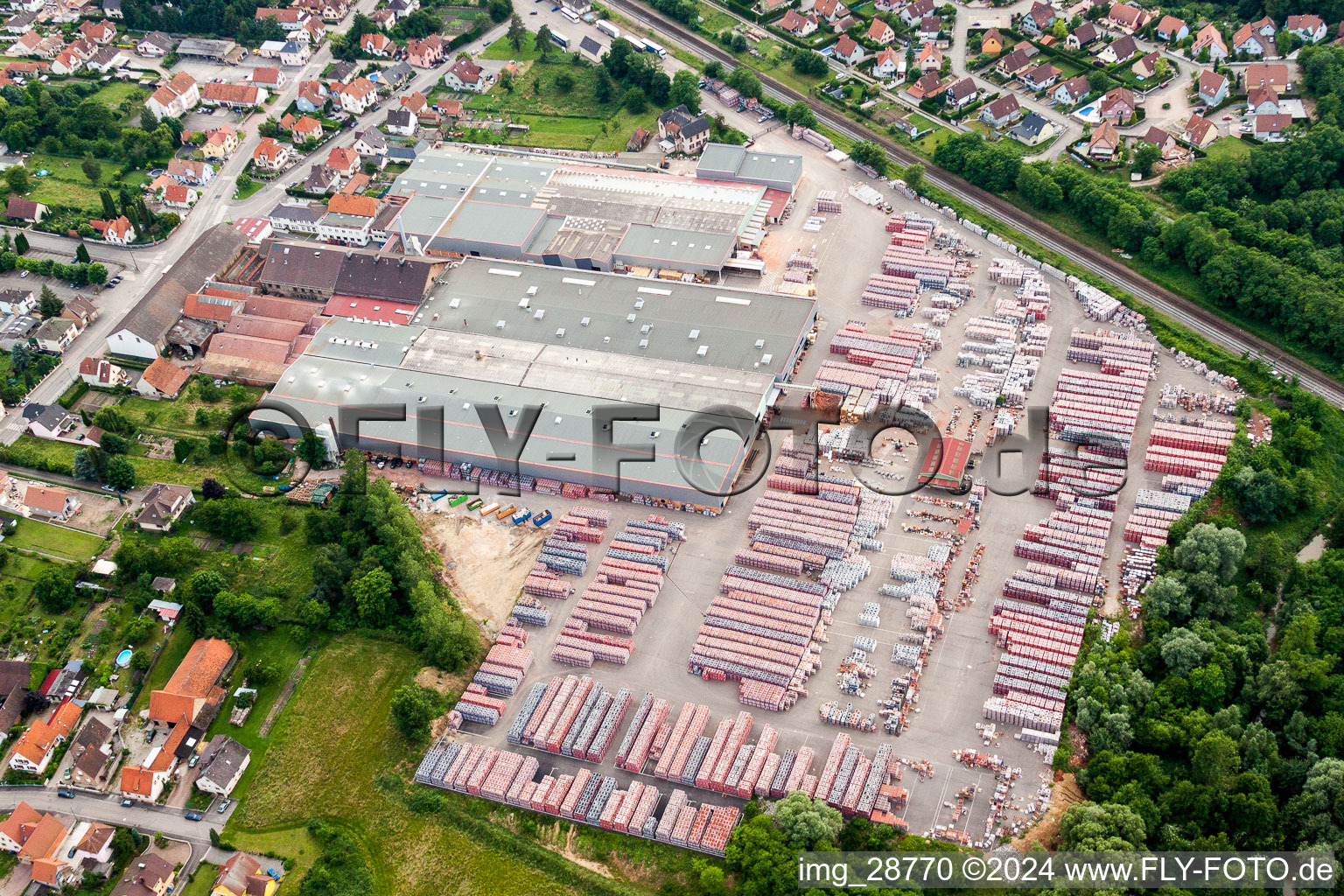 Gebäude und Produktionshallen auf dem Werksgelände Wienerberger Ziegelfabrik in Seltz in Grand Est im Bundesland Bas-Rhin, Frankreich