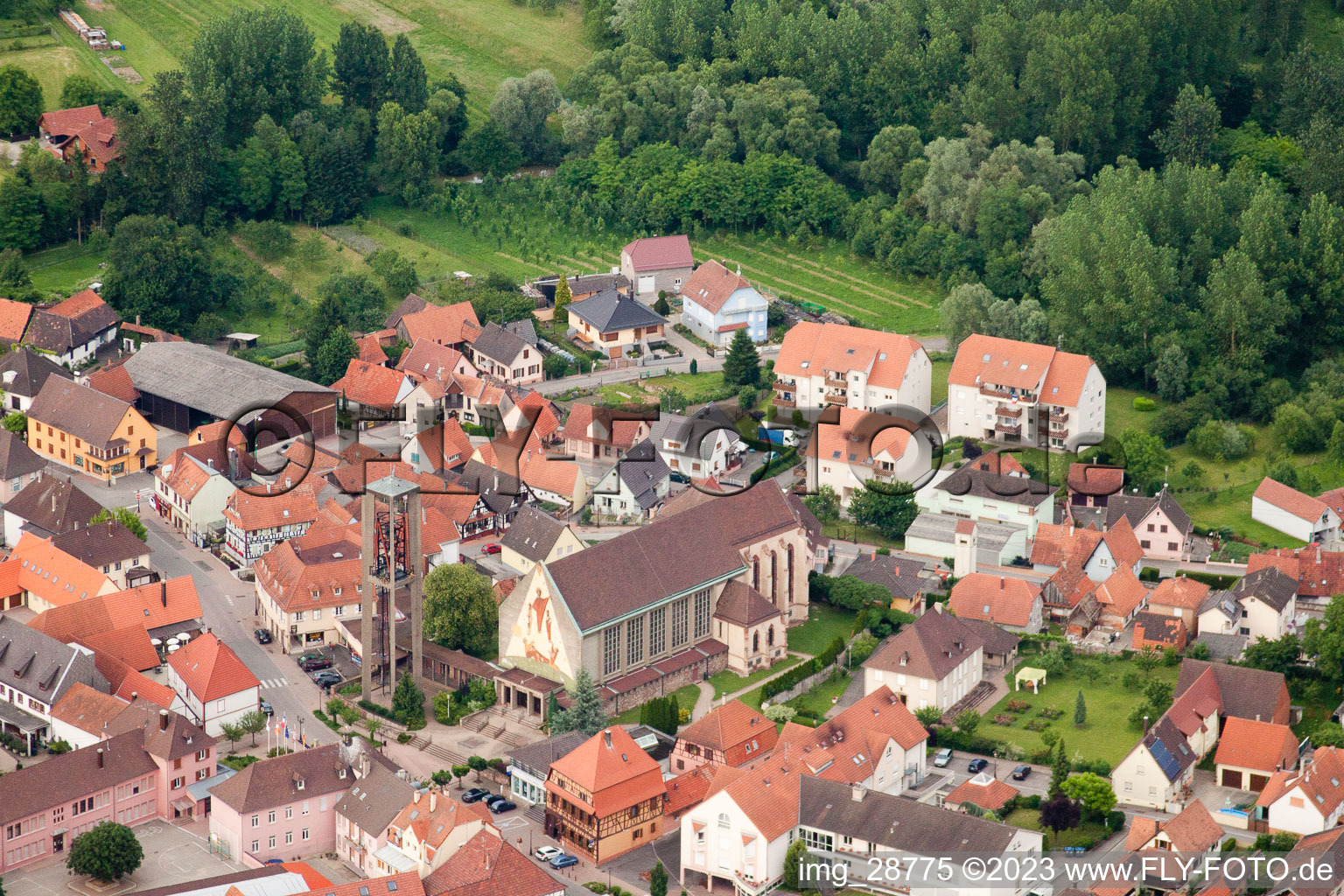 Seltz im Bundesland Bas-Rhin, Frankreich aus der Drohnenperspektive