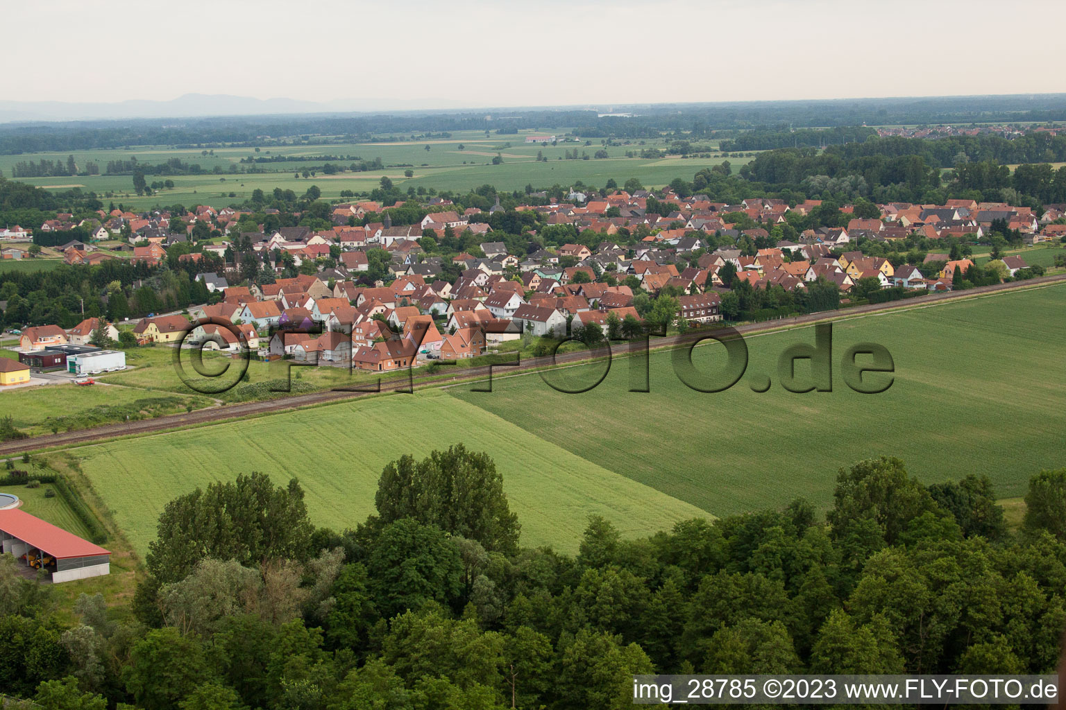 Luftaufnahme von Roppenheim im Bundesland Bas-Rhin, Frankreich