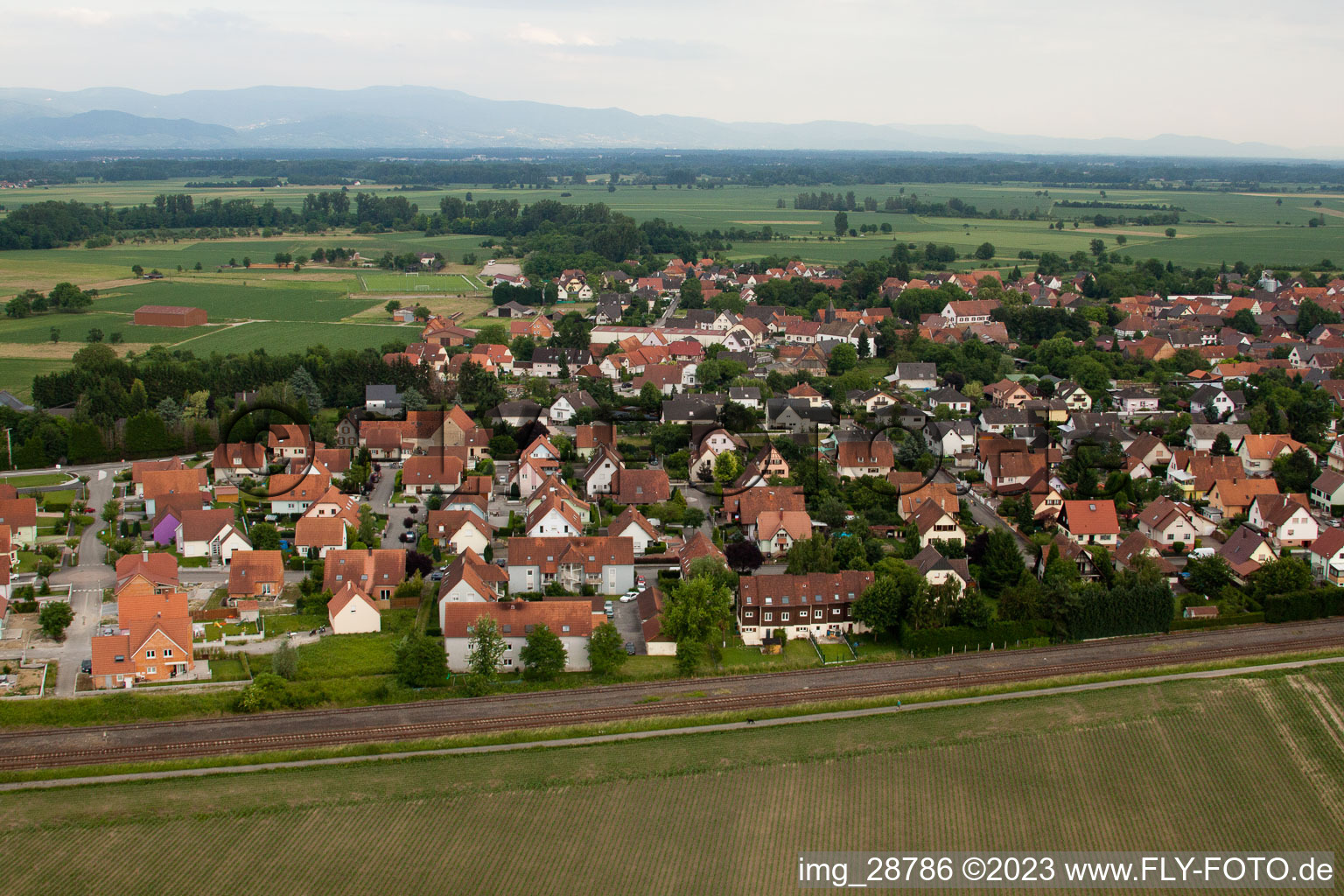 Schrägluftbild von Roppenheim im Bundesland Bas-Rhin, Frankreich