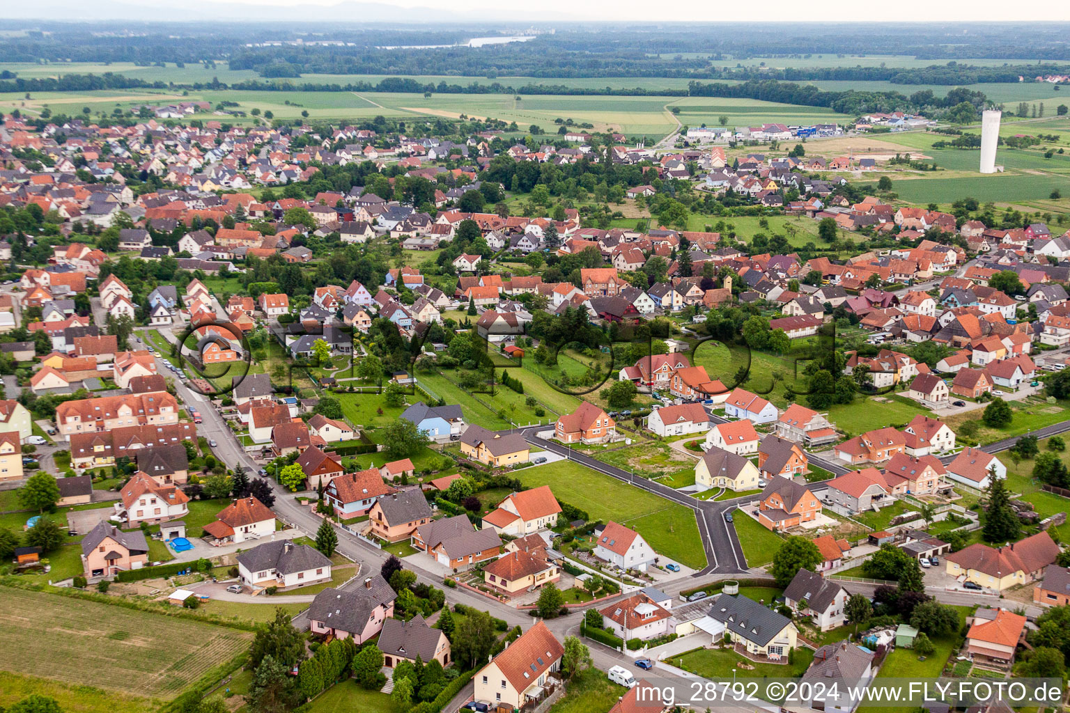 Luftbild von Dorf - Ansicht in Roeschwoog in Grand Est in Rœschwoog im Bundesland Bas-Rhin, Frankreich