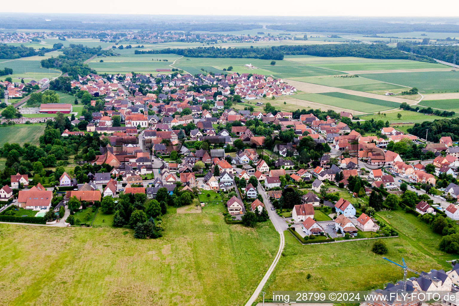 Dorf - Ansicht am Rande von landwirtschaftlichen Feldern und Nutzflächen in Rountzenheim in Grand Est im Bundesland Bas-Rhin, Frankreich