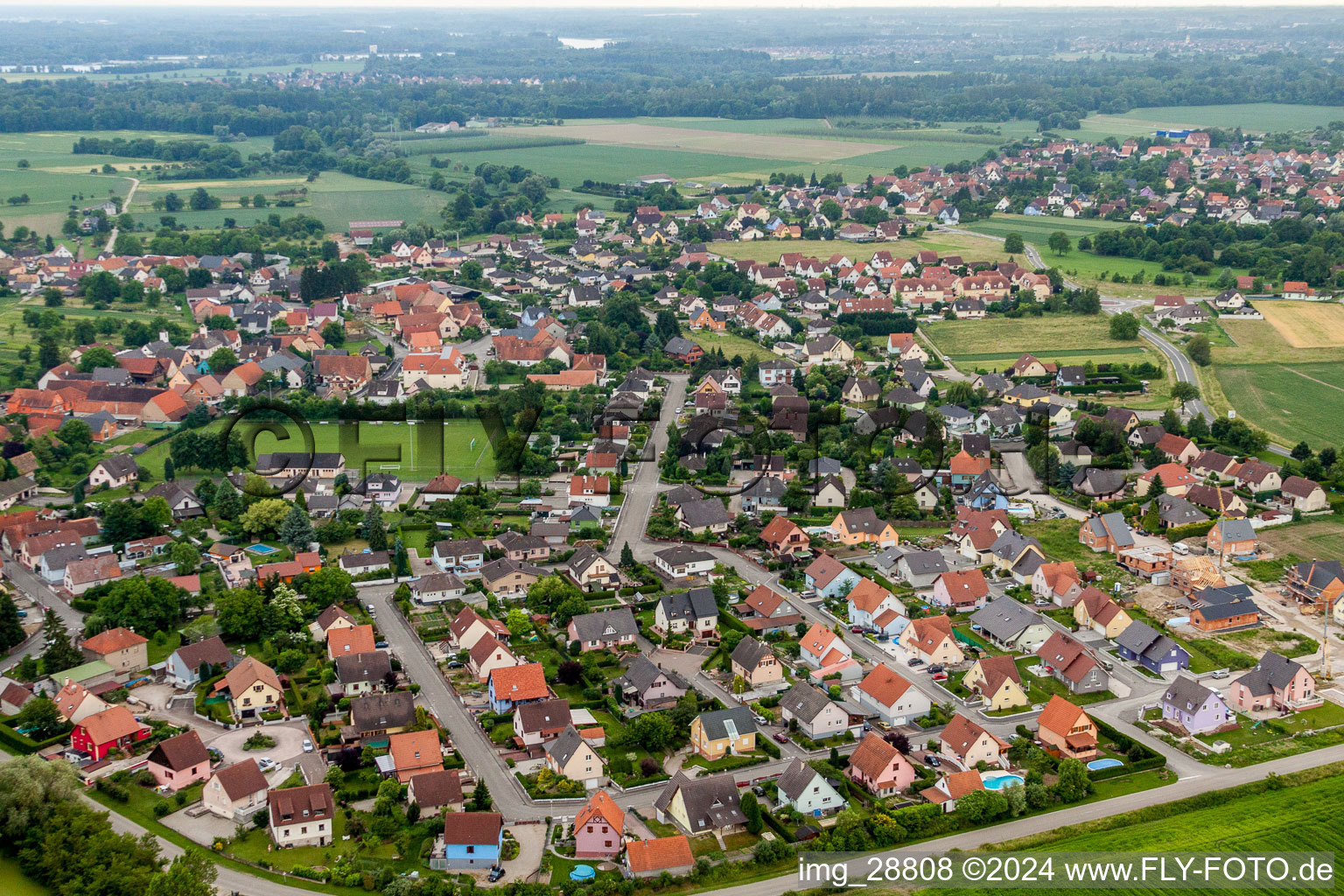 Dorf - Ansicht am Rande von landwirtschaftlichen Feldern und Nutzflächen in Stattmatten in Grand Est im Bundesland Bas-Rhin, Frankreich