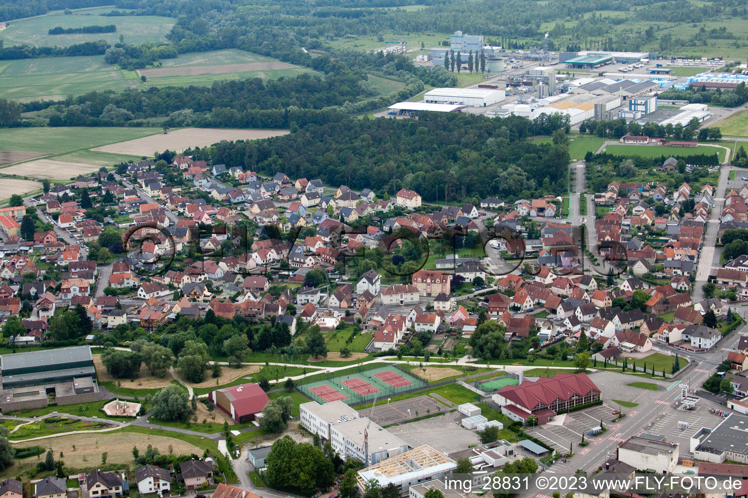 Luftaufnahme von Drusenheim im Bundesland Bas-Rhin, Frankreich