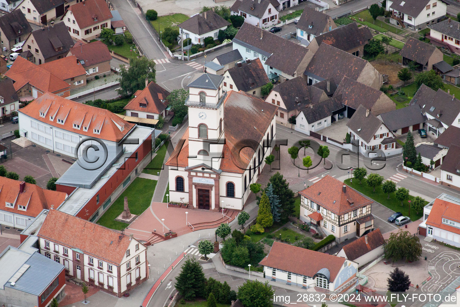 Kirche Paroisse Saint-Matthieu im Dorfkern in Drusenheim in Grand Est im Bundesland Bas-Rhin, Frankreich
