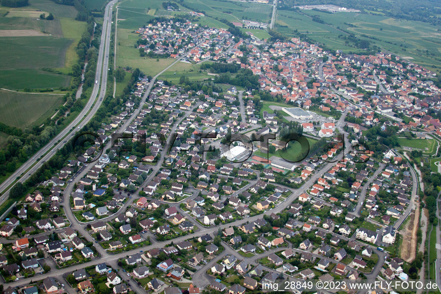 Schrägluftbild von Herrlisheim im Bundesland Bas-Rhin, Frankreich