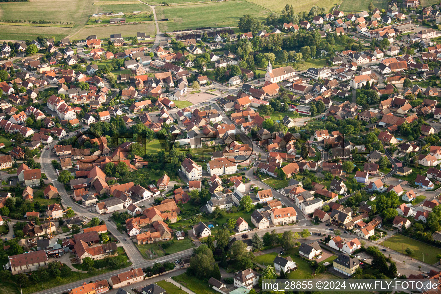 Dorf - Ansicht am Rande von landwirtschaftlichen Feldern und Nutzflächen in Kilstett in Grand Est im Bundesland Bas-Rhin, Frankreich
