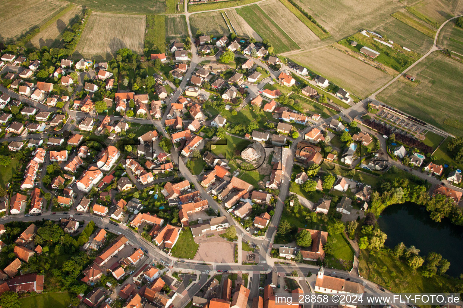 Dorf - Ansicht am Rande von landwirtschaftlichen Feldern und Nutzflächen in Gambsheim in Grand Est im Bundesland Bas-Rhin, Frankreich