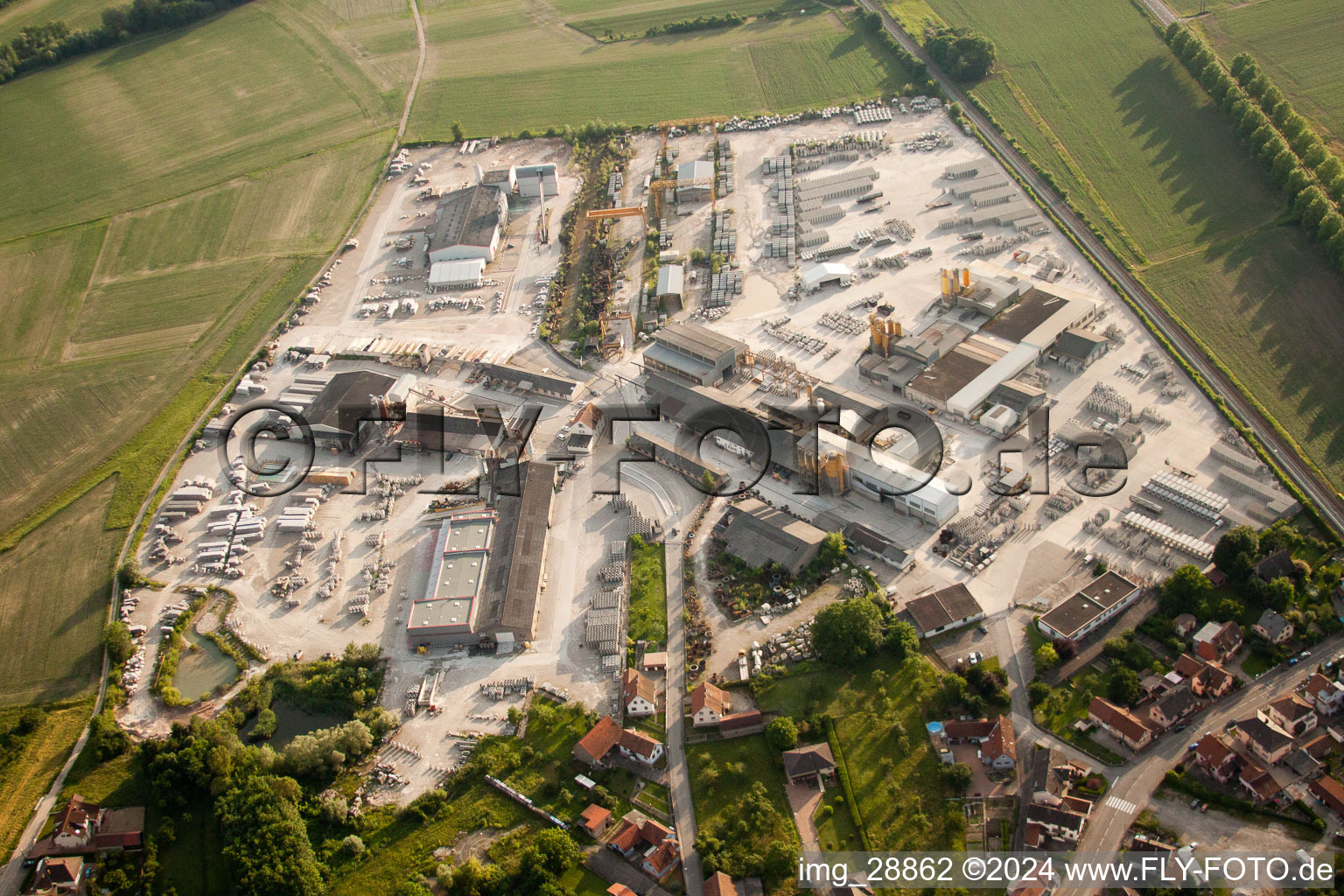 Gewerbegebiet und Firmenansiedlung Betonbau Stradal in Kilstett in Grand Est im Bundesland Bas-Rhin, Frankreich