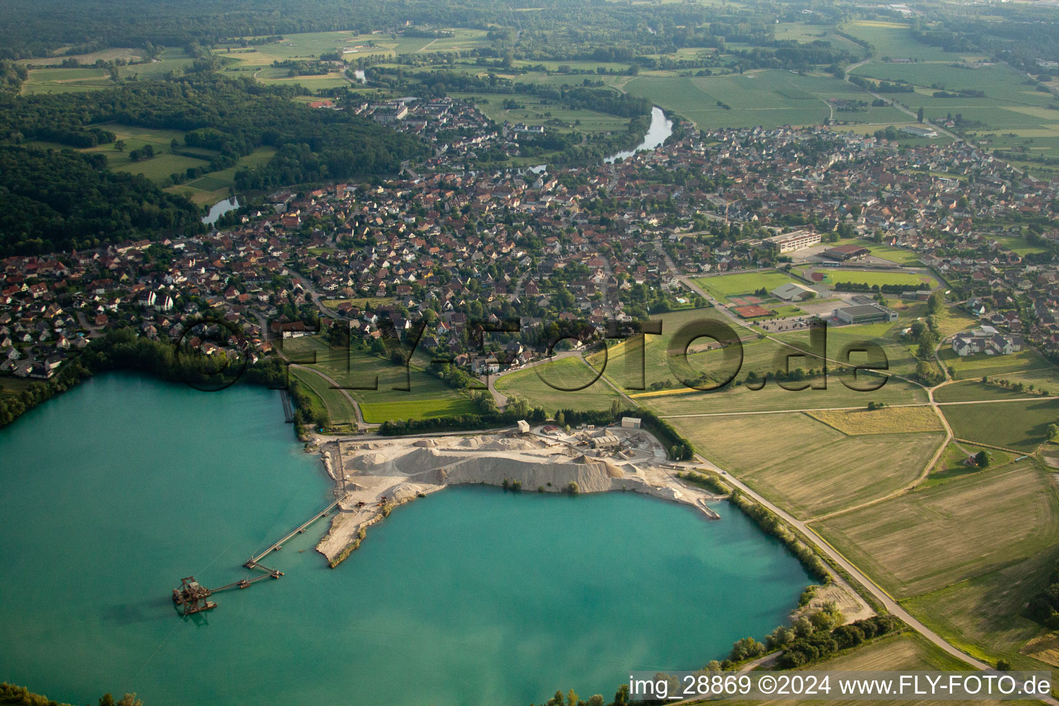 Luftbild von Gelände und Abraum- Flächen des Kies- Tagebau Gravière am Baggersee in La Wantzenau in Grand Est im Bundesland Bas-Rhin, Frankreich