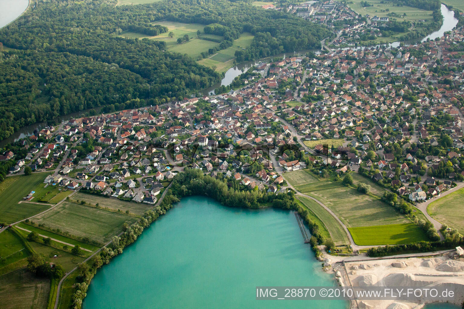 Luftaufnahme von Gelände und Abraum- Flächen des Kies- Tagebau Gravière am Baggersee in La Wantzenau in Grand Est im Bundesland Bas-Rhin, Frankreich