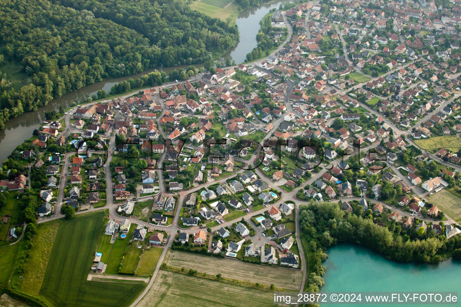 Siedlungsgebiet zwischen Baggersee und Altrheinarm in La Wantzenau in Grand Est im Bundesland Bas-Rhin, Frankreich