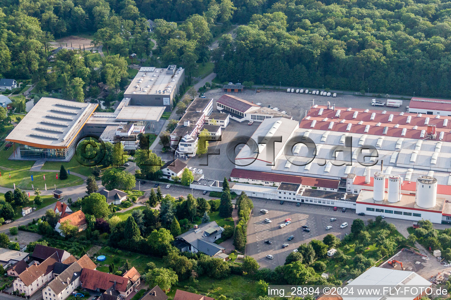 Luftbild von Gebäude und Produktionshallen auf dem Werksgelände WeberHaus GmbH & Co. KG im Ortsteil Linx in Rheinau im Bundesland Baden-Württemberg, Deutschland