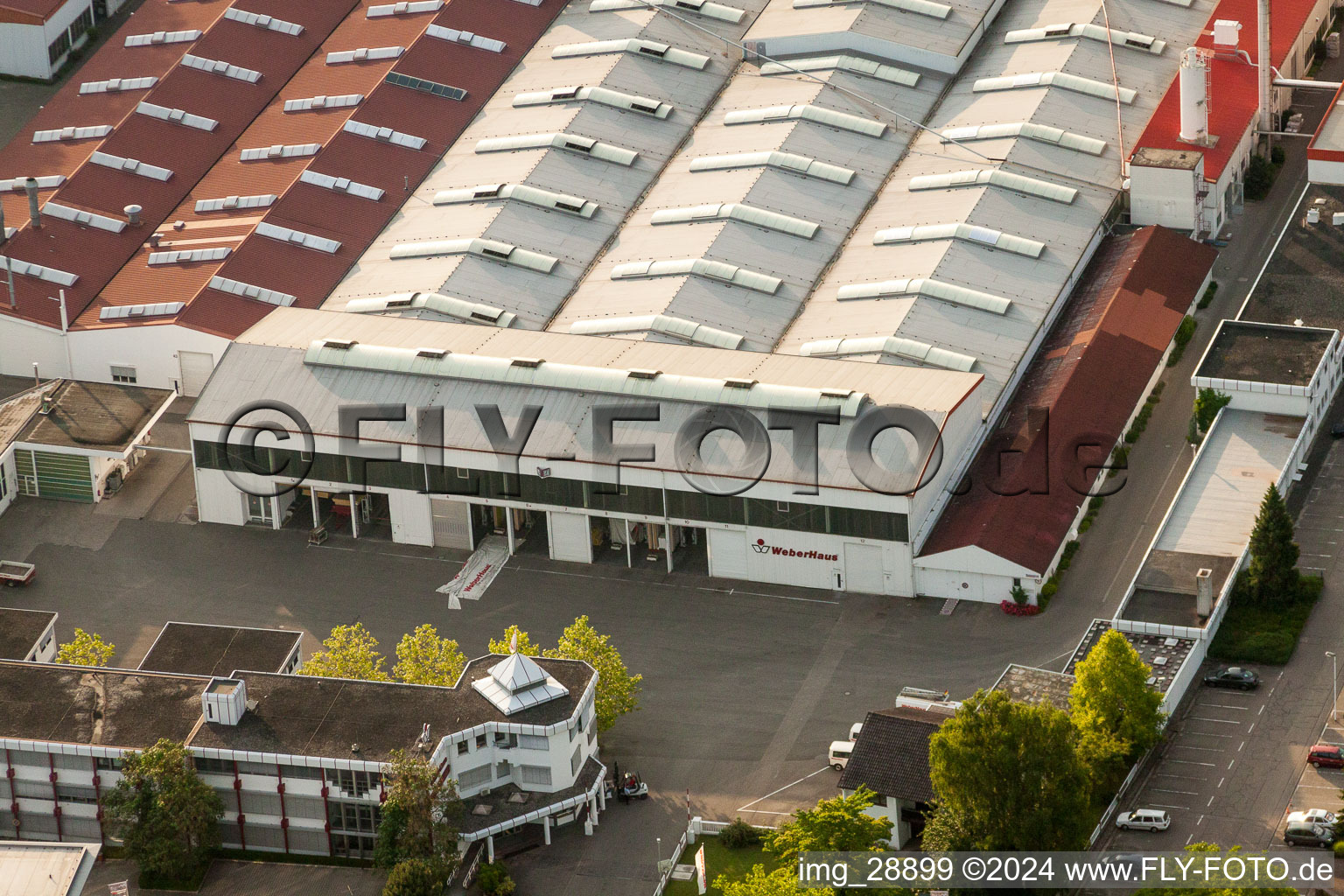 Luftaufnahme von Gebäude und Produktionshallen auf dem Werksgelände WeberHaus GmbH & Co. KG im Ortsteil Linx in Rheinau im Bundesland Baden-Württemberg, Deutschland
