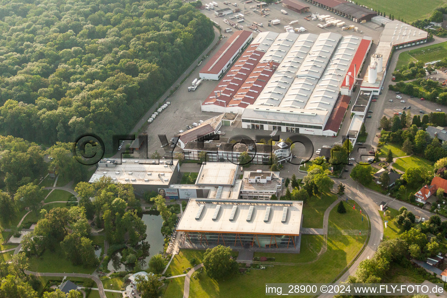 Schrägluftbild von Gebäude und Produktionshallen auf dem Werksgelände WeberHaus GmbH & Co. KG im Ortsteil Linx in Rheinau im Bundesland Baden-Württemberg, Deutschland