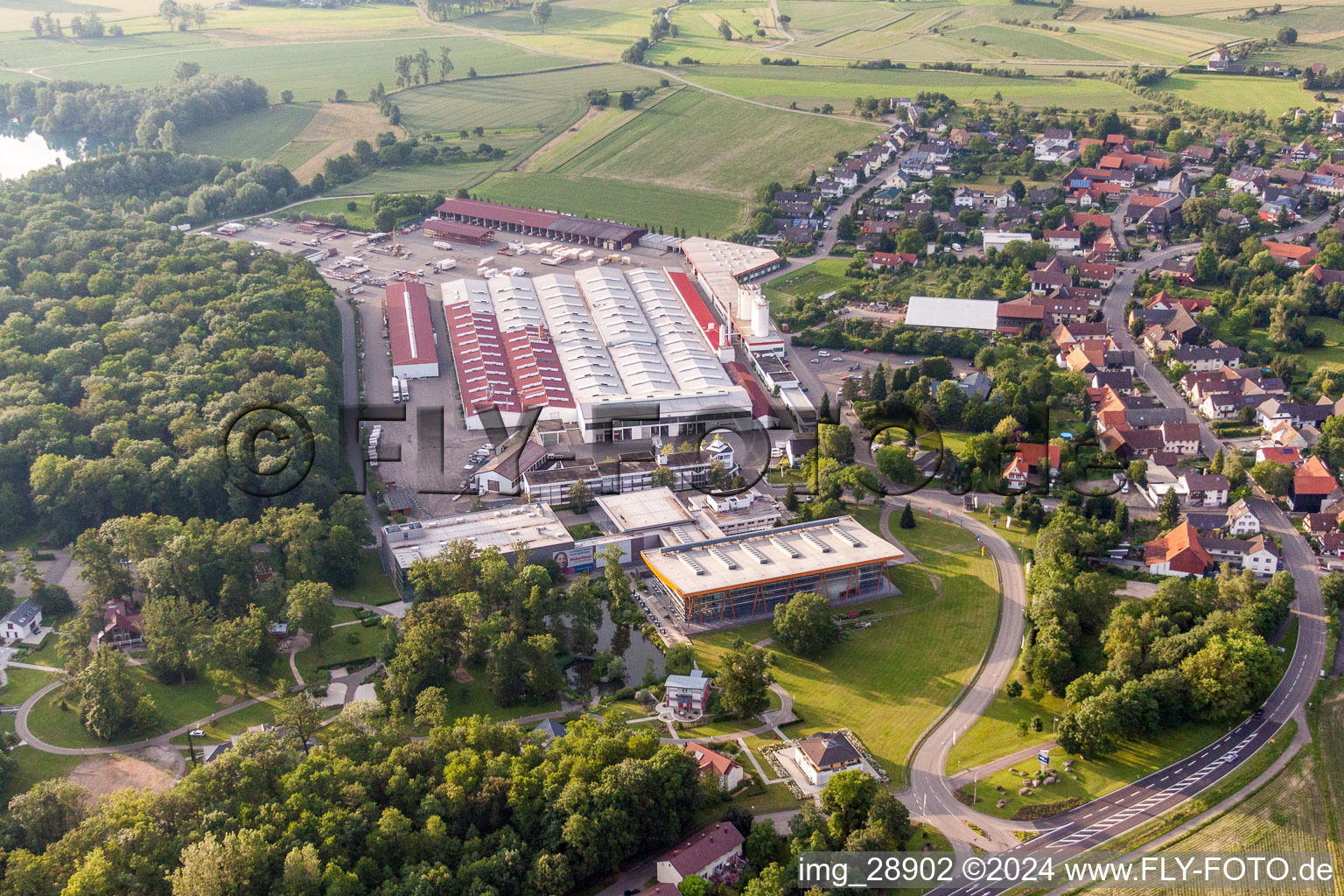 Gebäude und Produktionshallen auf dem Werksgelände WeberHaus GmbH & Co. KG im Ortsteil Linx in Rheinau im Bundesland Baden-Württemberg, Deutschland von oben