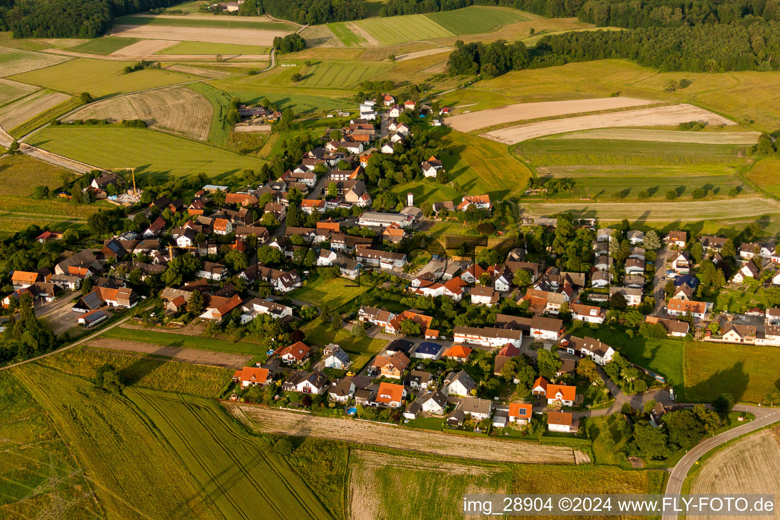 Dorf - Ansicht am Rande von landwirtschaftlichen Feldern und Nutzflächen in Zierolshofen in Kehl im Bundesland Baden-Württemberg, Deutschland