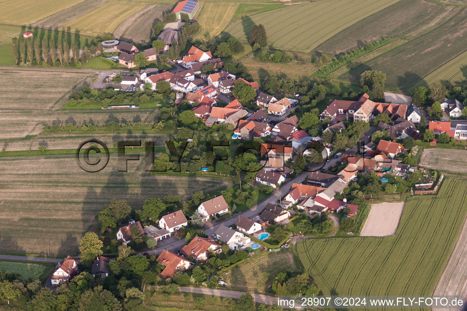Luftaufnahme von Dorf - Ansicht am Rande von landwirtschaftlichen Feldern und Nutzflächen im Ortsteil Legelshurst in Willstätt im Bundesland Baden-Württemberg, Deutschland