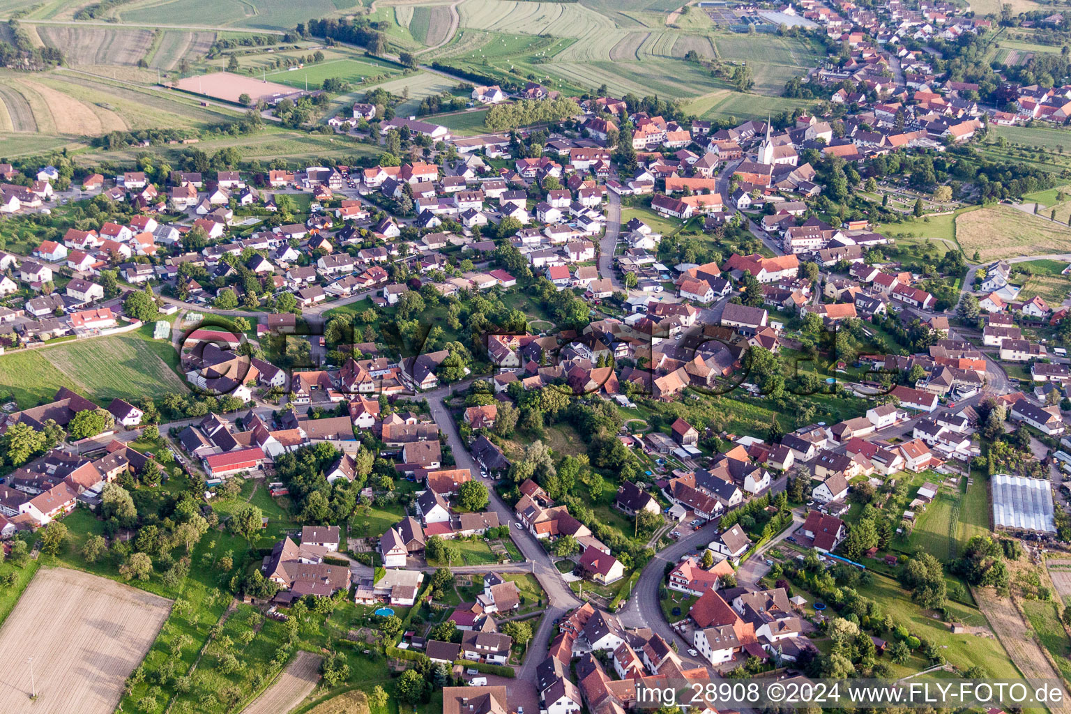 Schrägluftbild von Dorf - Ansicht am Rande von landwirtschaftlichen Feldern und Nutzflächen im Ortsteil Legelshurst in Willstätt im Bundesland Baden-Württemberg, Deutschland