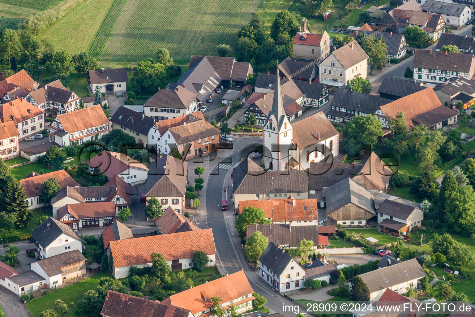 Luftbild von Kirchengebäude im Dorfkern im Ortsteil Legelshurst in Willstätt im Bundesland Baden-Württemberg, Deutschland