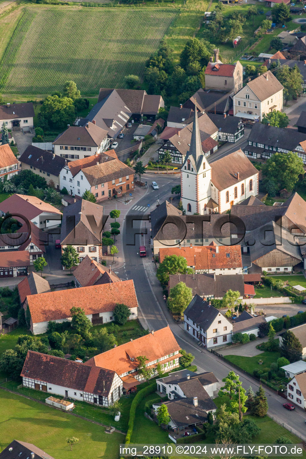 Luftaufnahme von Kirchengebäude im Dorfkern im Ortsteil Legelshurst in Willstätt im Bundesland Baden-Württemberg, Deutschland