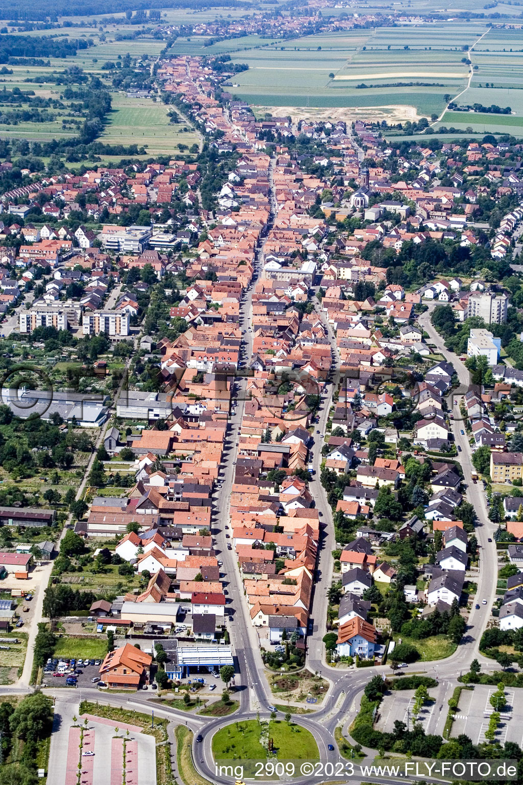 Kandel, Rheinstraße von Osten im Bundesland Rheinland-Pfalz, Deutschland