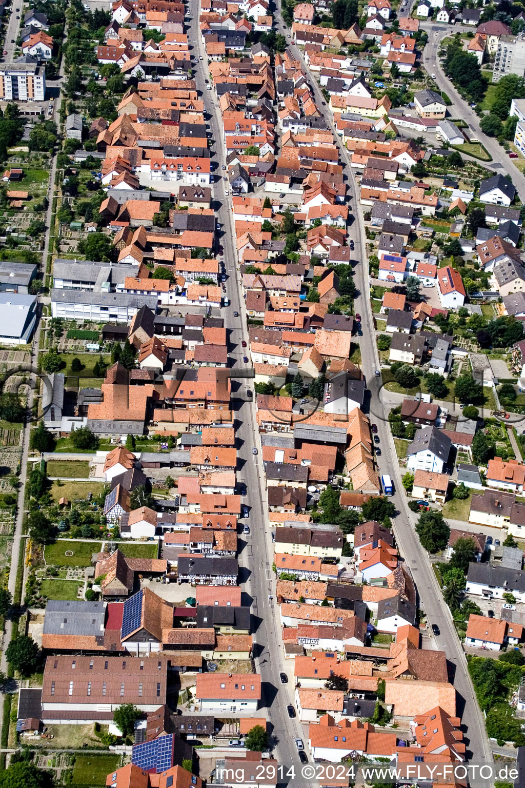 Luftaufnahme von Verlauf der Straßenführung der Rheinstraße in Kandel im Bundesland Rheinland-Pfalz, Deutschland
