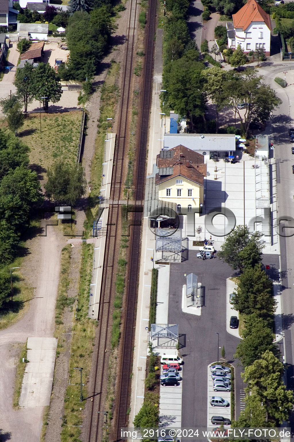 Luftbild von Bahnhof von Osten in Kandel im Bundesland Rheinland-Pfalz, Deutschland