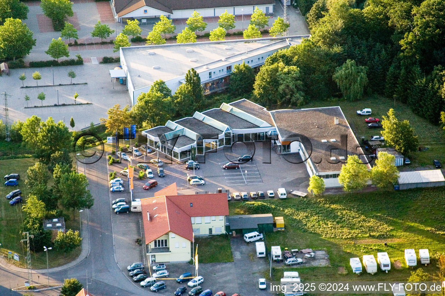 Autohandels- Gebäude des Autohauses Auto Bohlender in Kandel im Bundesland Rheinland-Pfalz, Deutschland