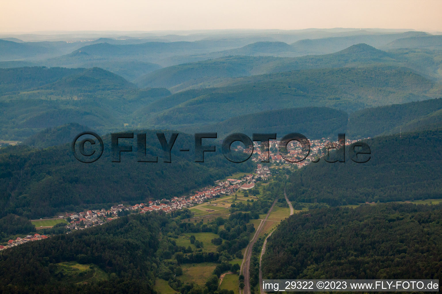 Hinterweidenthal im Bundesland Rheinland-Pfalz, Deutschland von einer Drohne aus