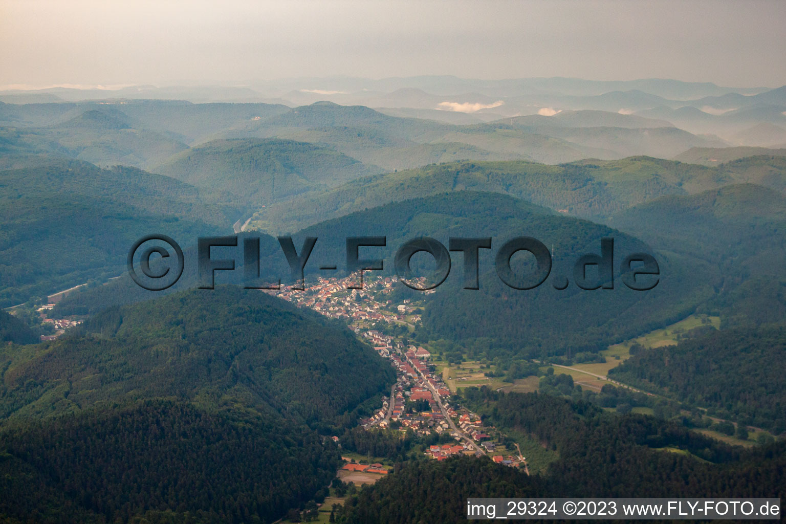 Hinterweidenthal im Bundesland Rheinland-Pfalz, Deutschland von der Drohne aus gesehen