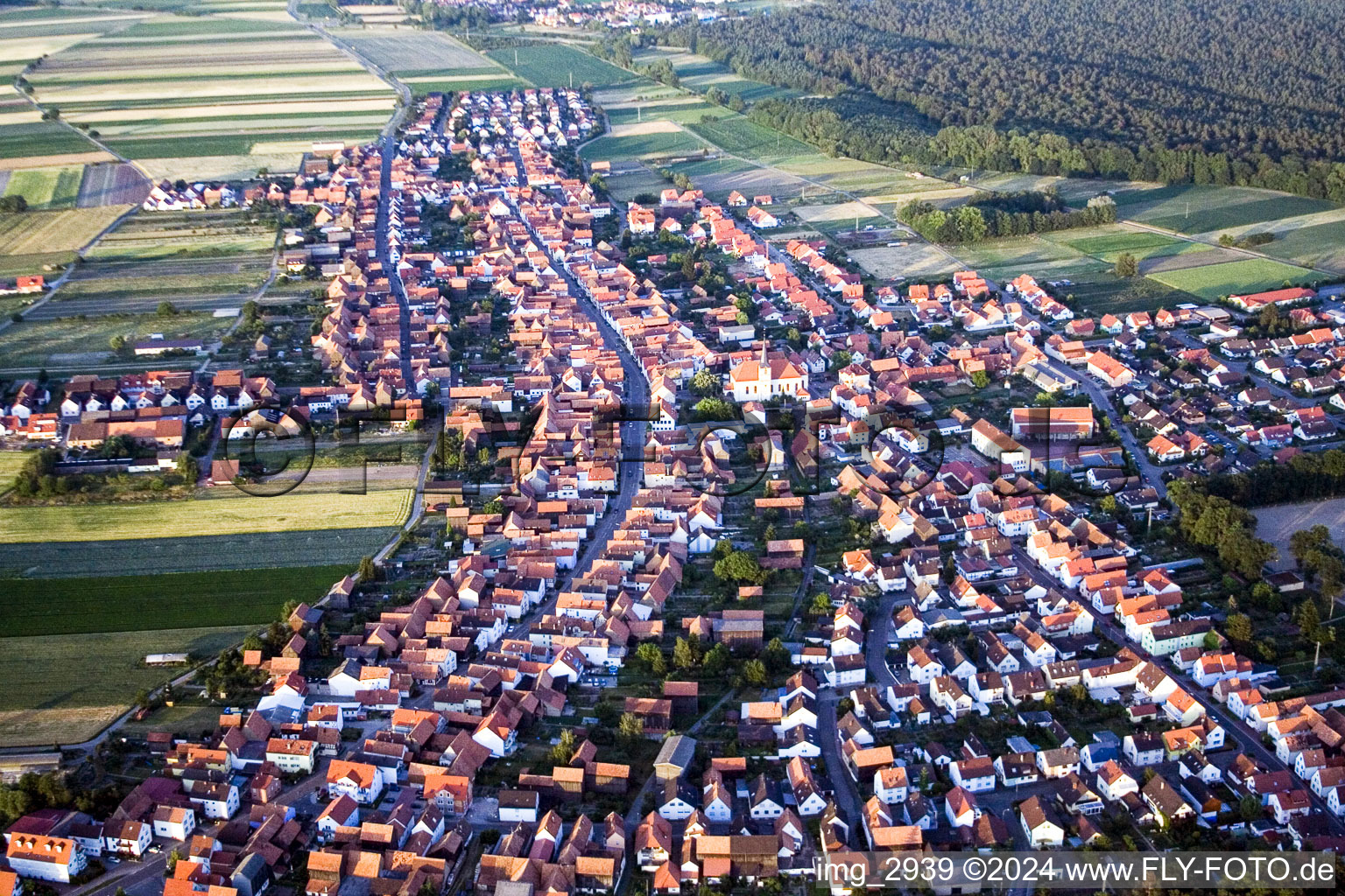 Dorf - Ansicht in Hatzenbühl im Bundesland Rheinland-Pfalz, Deutschland
