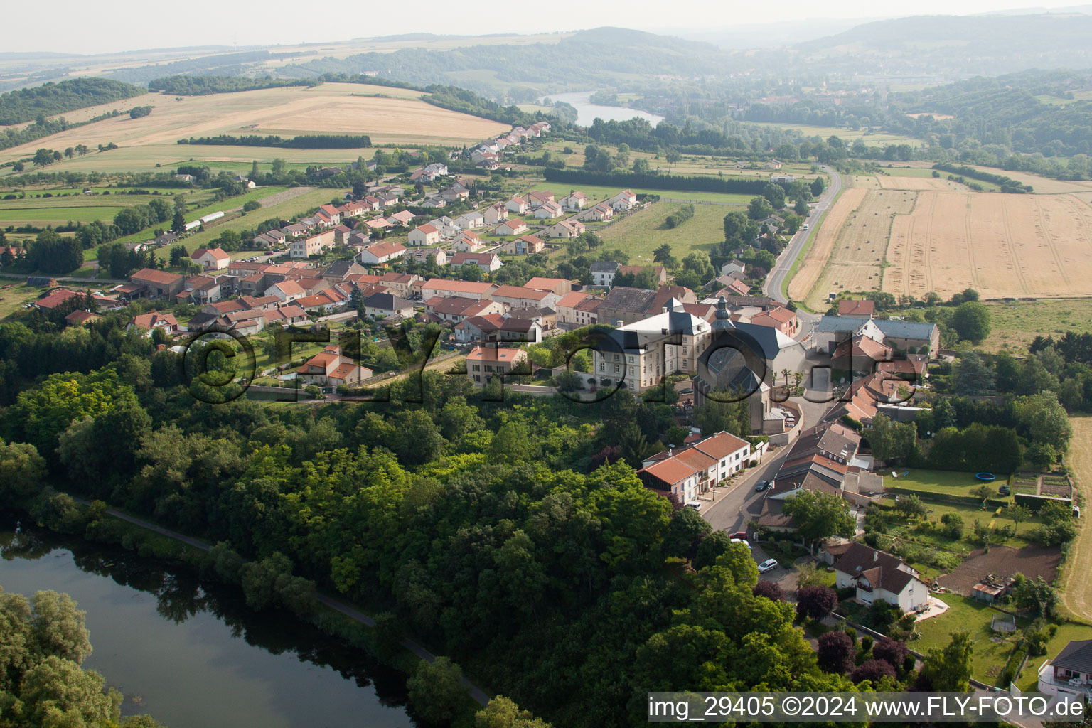 Dorfkern an den Fluß- Uferbereichen der Mosel in Berg-sur-Moselle in Grand Est, Frankreich