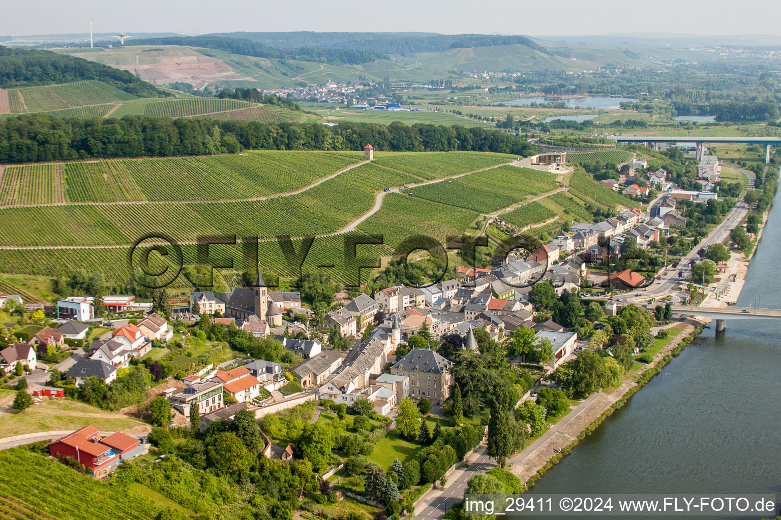Dorfkern zwischen Rebbergen und den Fluß- Uferbereichen der Mosel in Schengen in Distrikt Gréiwemaacher, Luxemburg