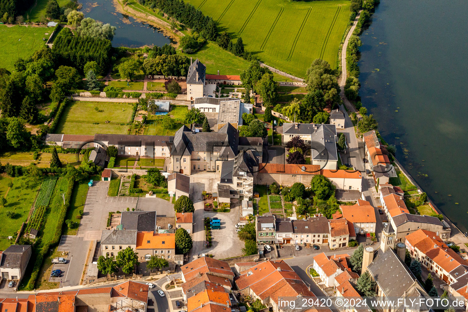 Luftbild von Gebäudekomplex im Schloßpark von Schloß am Ufer der Mosel in Rettel in Grand Est im Bundesland Moselle, Frankreich