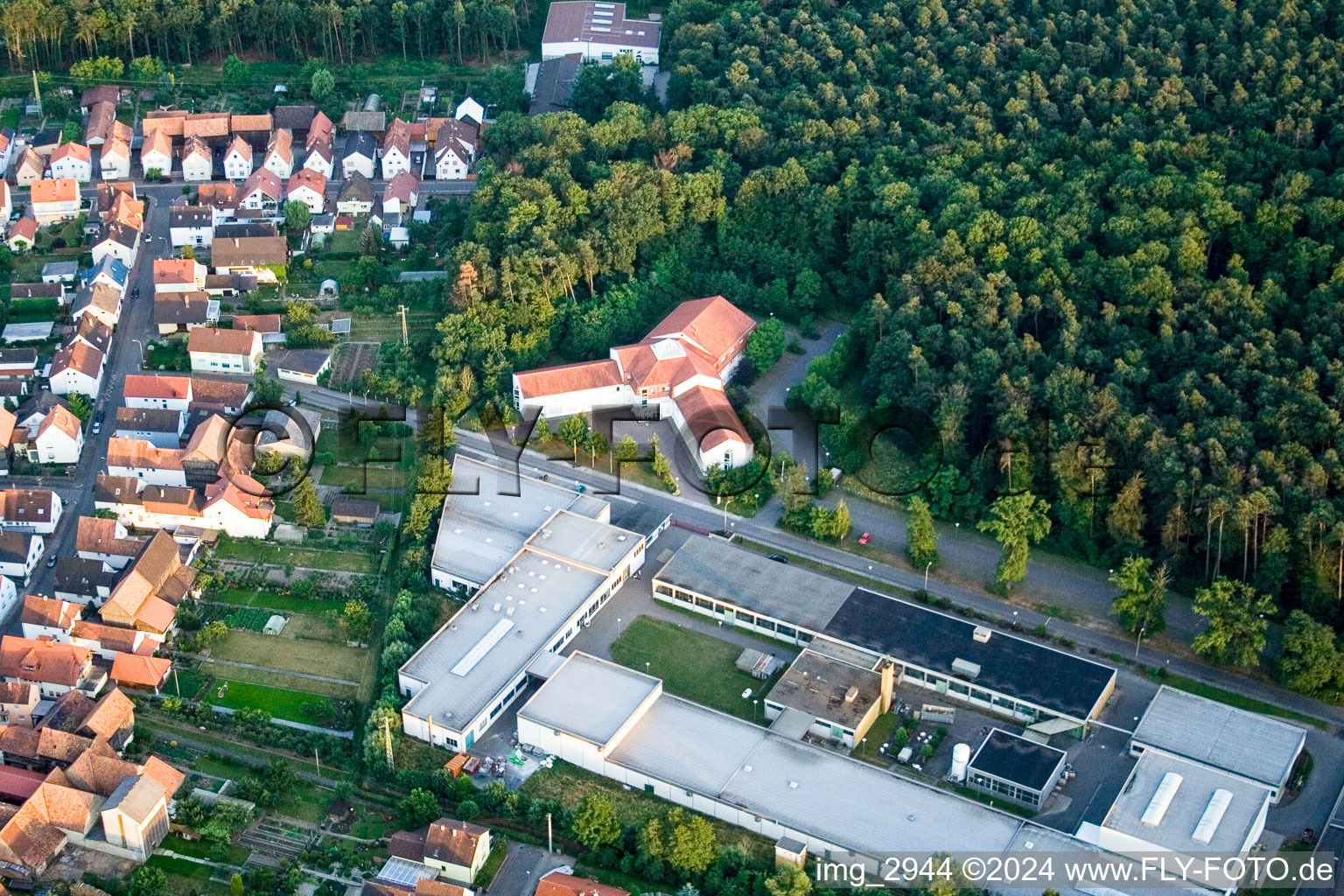 Industrie- und Gewerbegebiet der Eichenauer Heizelemente GmbH & Co. KG in Hatzenbühl im Bundesland Rheinland-Pfalz, Deutschland