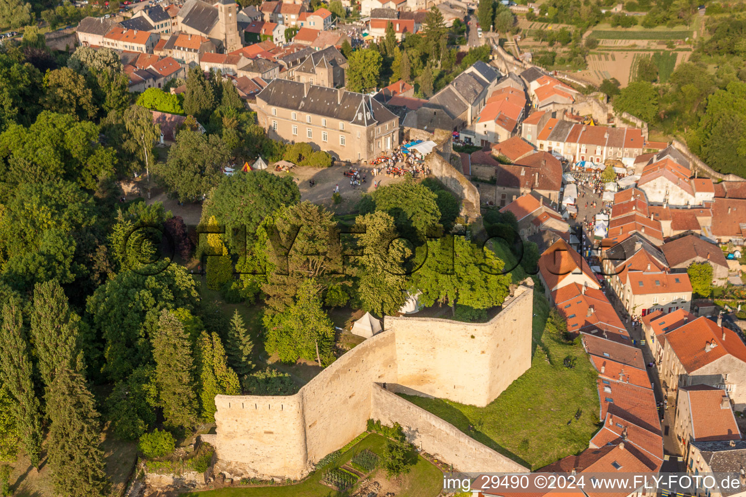 Luftaufnahme von Burganlage der Veste Fort Rodemack in Rodemack in Grand Est im Bundesland Moselle, Frankreich