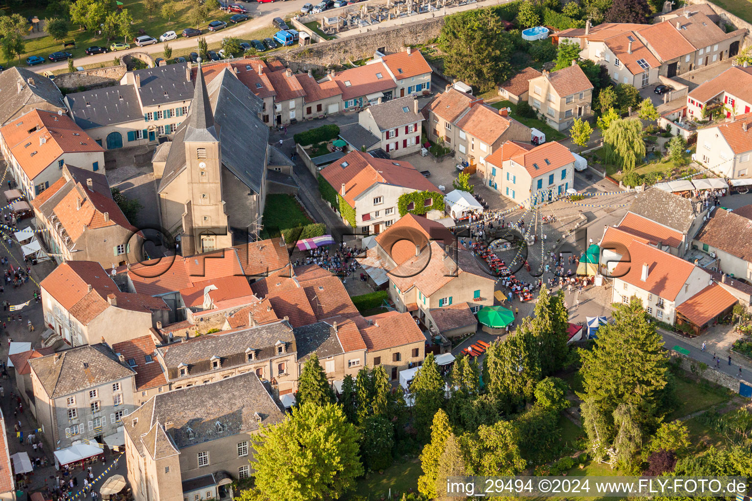 Luftbild von Mittelaltermarkt in Rodemack in Grand Est im Bundesland Moselle, Frankreich