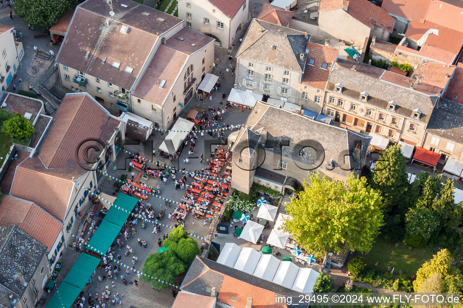 Luftaufnahme von Mittelaltermarkt in Rodemack in Grand Est im Bundesland Moselle, Frankreich