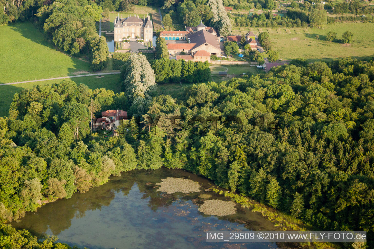 Luftbild von Manom, Château de La Grange im Bundesland Moselle, Frankreich