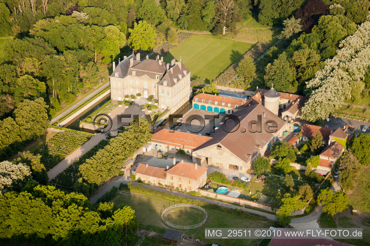Luftaufnahme von Manom, Château de La Grange im Bundesland Moselle, Frankreich