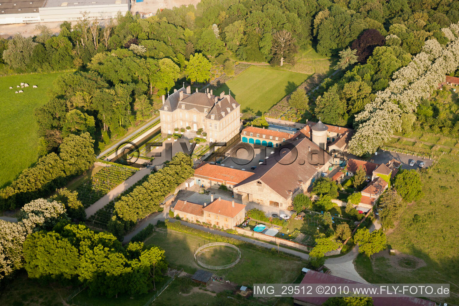 Schrägluftbild von Manom, Château de La Grange im Bundesland Moselle, Frankreich