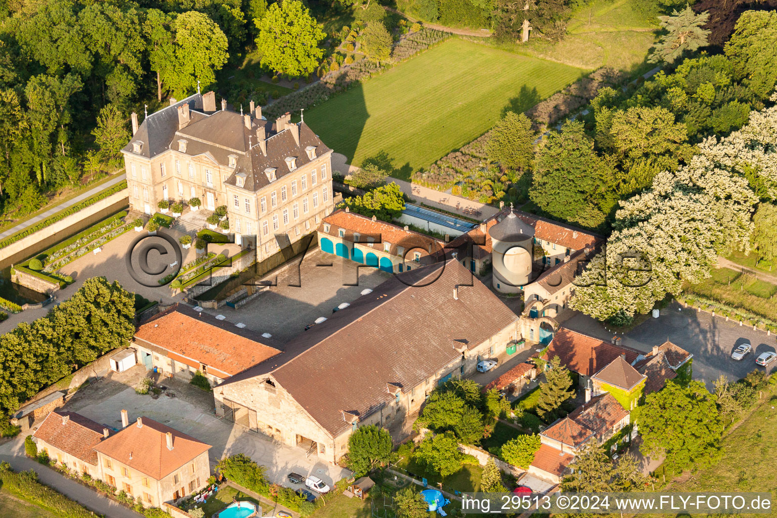 Luftbild von Palais des Schloss Chateau La Grange in Manom in Grand Est im Bundesland Moselle, Frankreich