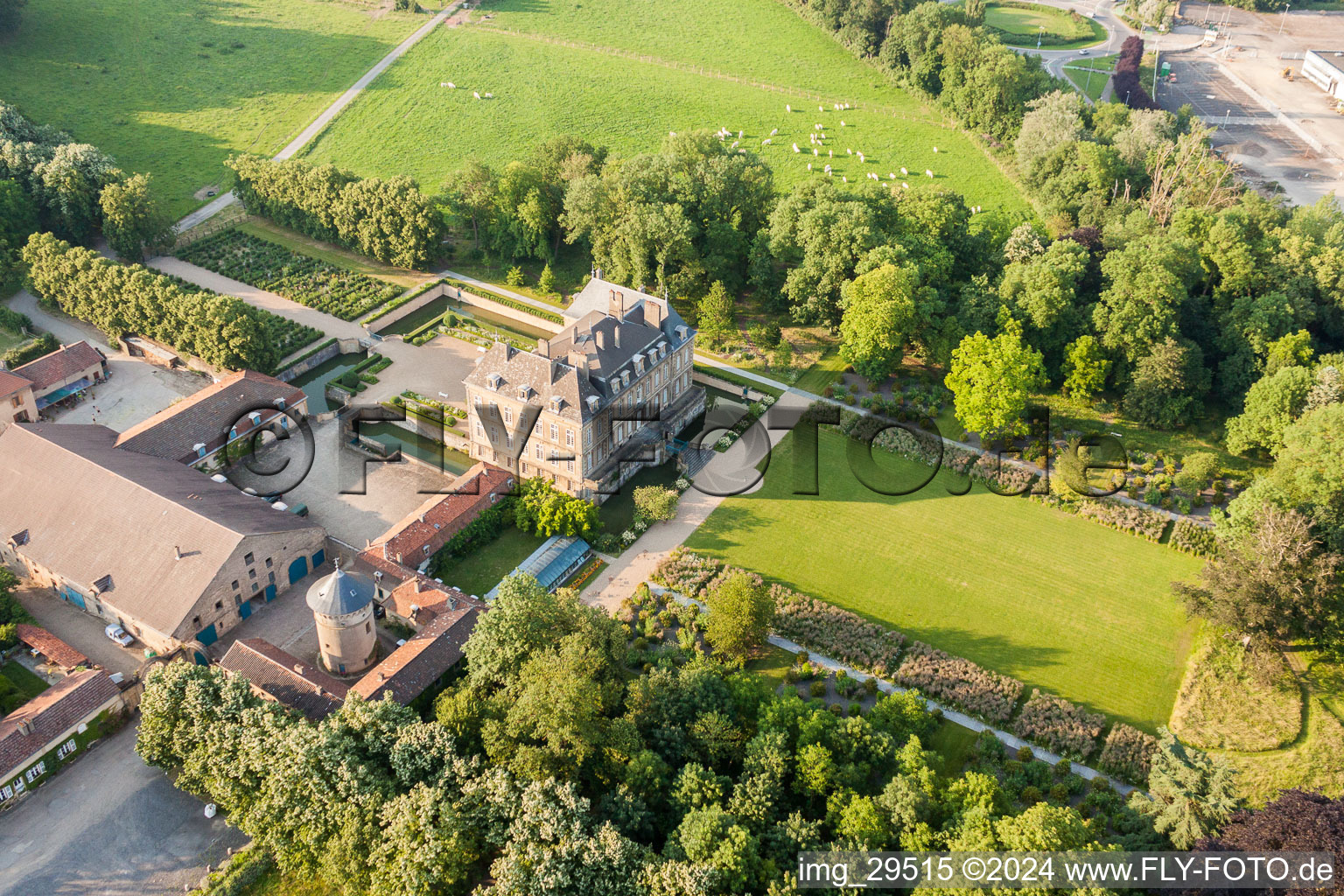 Luftaufnahme von Palais des Schloss Chateau La Grange in Manom in Grand Est im Bundesland Moselle, Frankreich