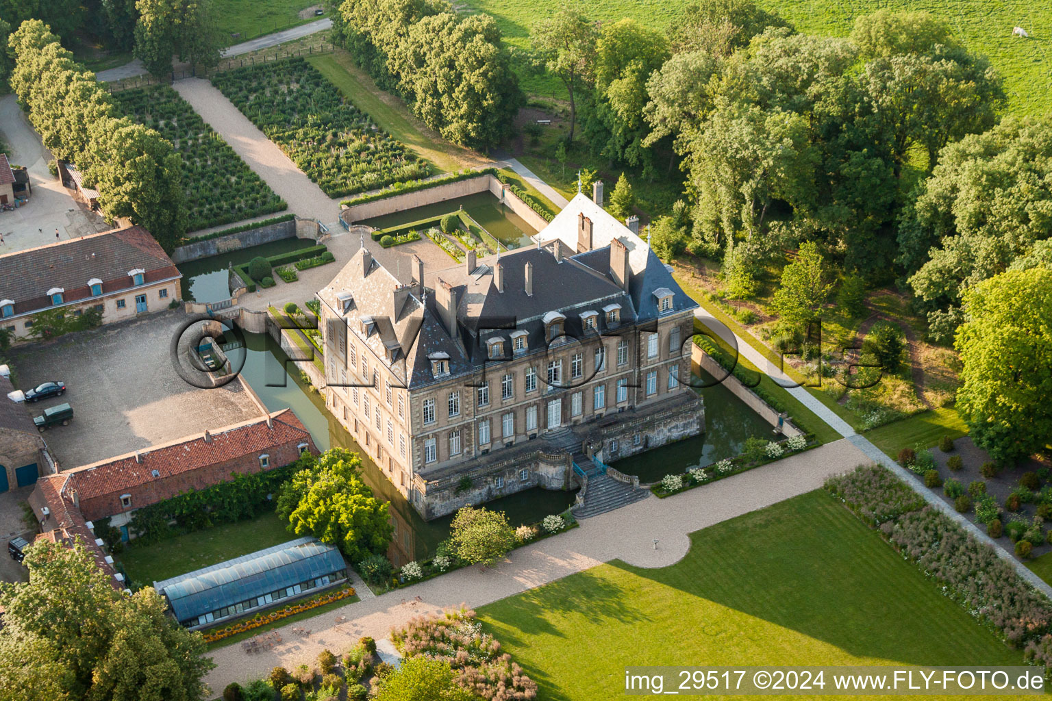Schrägluftbild von Palais des Schloss Chateau La Grange in Manom in Grand Est im Bundesland Moselle, Frankreich