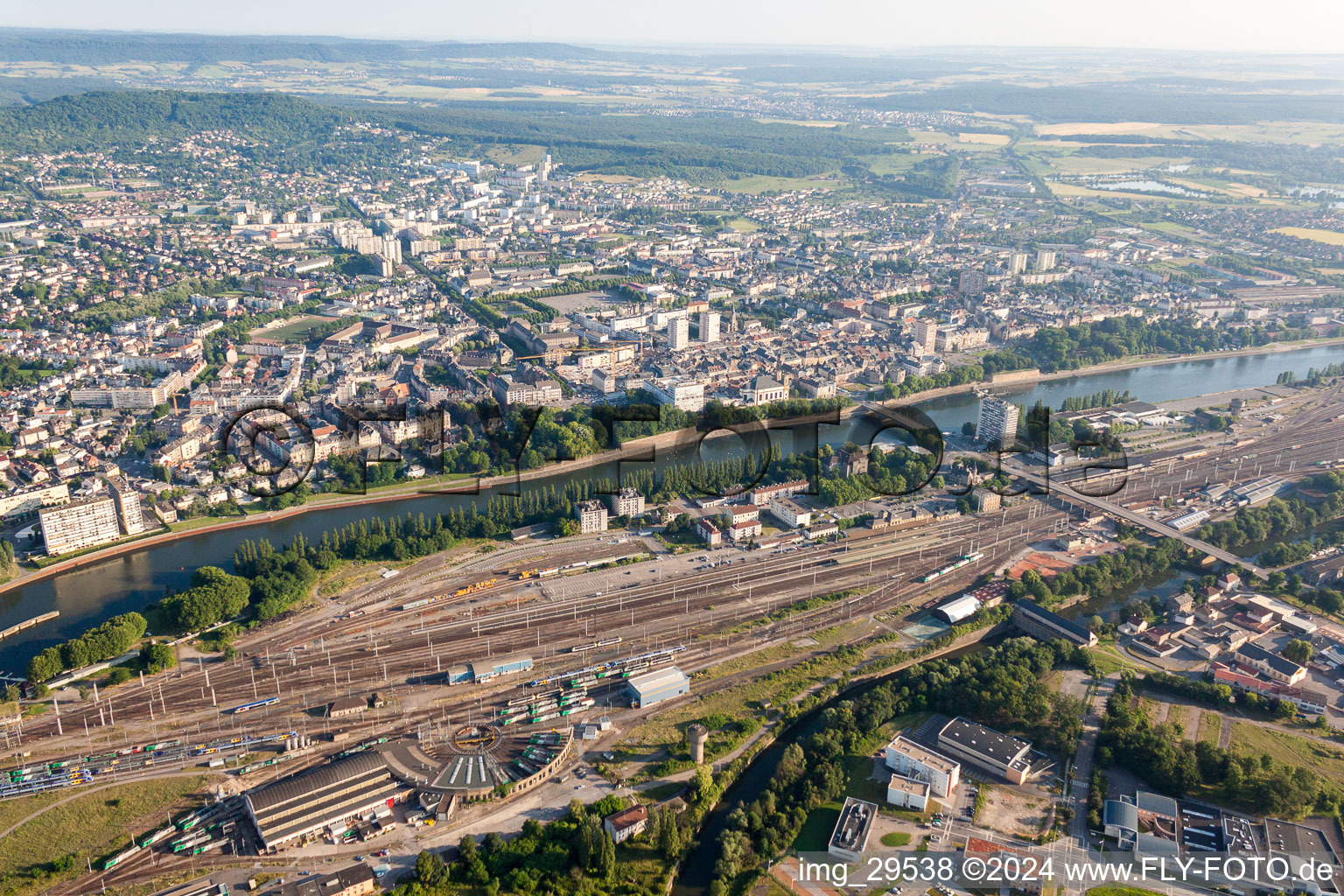 Schienen- und Gleisstrecken auf den Abstellgleisen und Rangierstrecken des Rangierbahnhofes und Güterbahnhofes der französischen Bahn an der Mosel in Thionville in Grand Est in Yutz im Bundesland Moselle, Frankreich