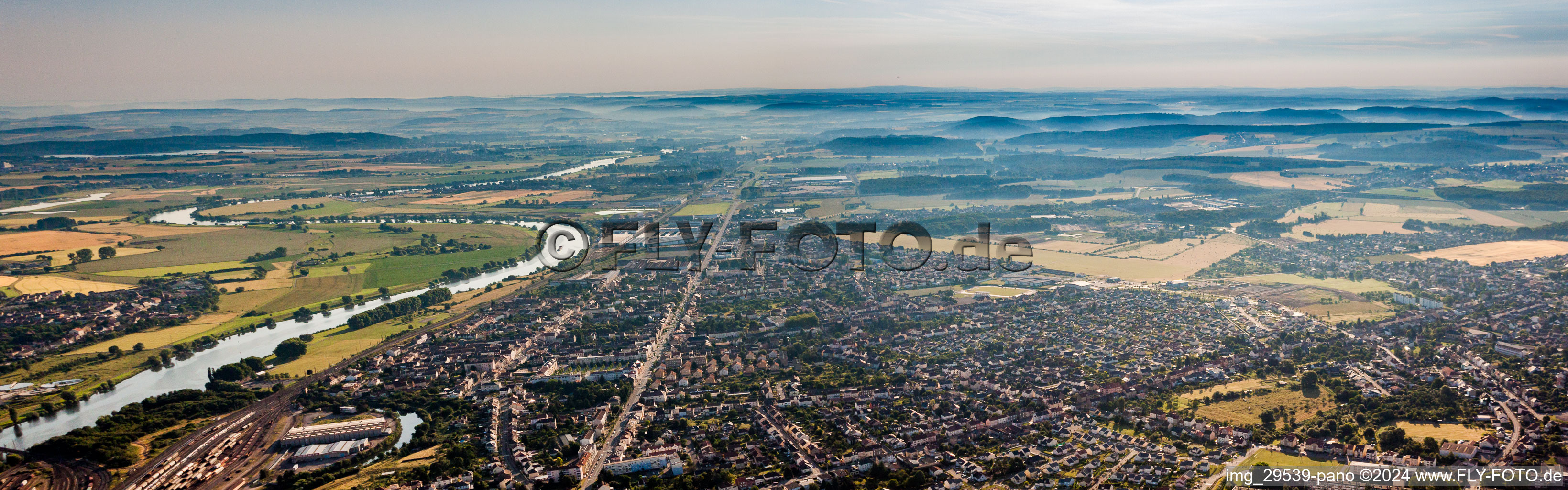Panorama der Ortschaft an den Fluss- Uferbereichen der Mosel in Yutz in Grand Est im Bundesland Moselle, Frankreich