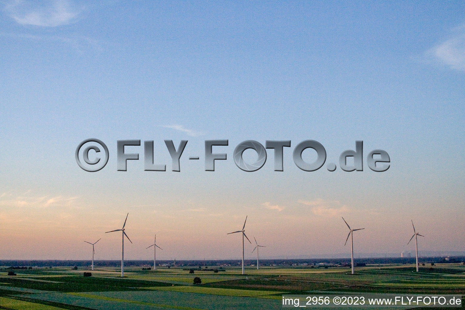 Windenergieanlagen ( WEA ) - Windräder- auf einem Feld Herxheimweyher im Bundesland Rheinland-Pfalz, Deutschland