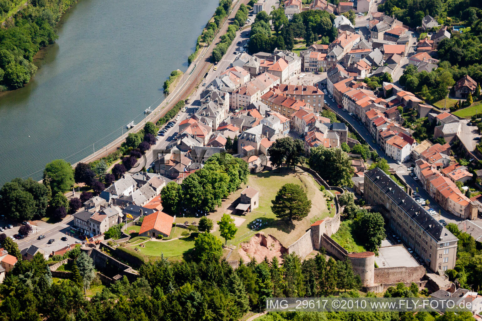 Luftbild von Sierck-les-Bains im Bundesland Moselle, Frankreich