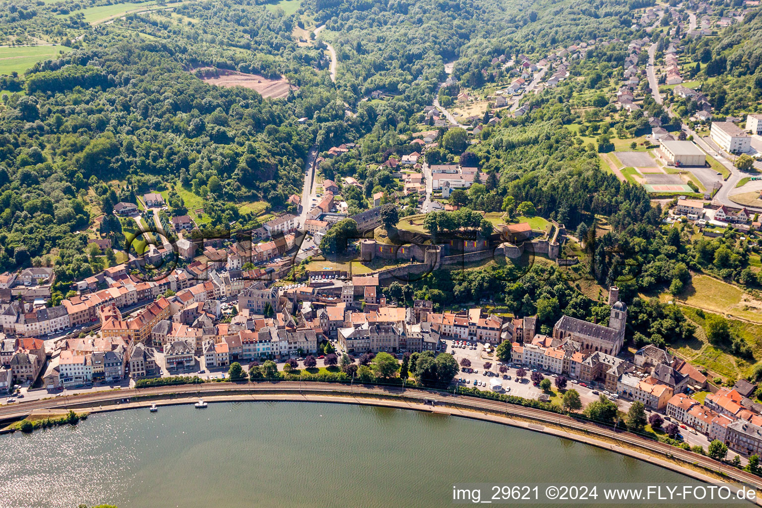 Dorfkern mit Festungsruine Sierck an den Fluss- Uferbereichen der Mosel in Sierck-les-Bains in Grand Est im Bundesland Moselle, Frankreich